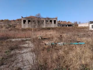 Здание, назначение: нежилое, наименование – спортзал, кадастровый номер 25:20:340101:1324, общей площадью 401,4 кв.м., количество этажей – 1 с земельным участком, кадастровый номер 25:20:340101:2650, площадью 4371 кв.м. Вид разрешенного использования – под спорткомплексом.