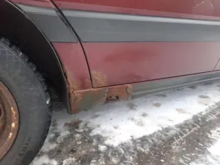 Автомобиль Volkswagen Passat, 1991 г.в., г/н М161КО44, VIN WVWZZZ31ZME090582 (Реализация по прямому назначению). Цвет красный, глубокая коррозия металла, в том числе и сквозная , в области колесных арок, порогов, понизу всех дверей, на двери багажника, на заднем левом крыле (в области задней левой…