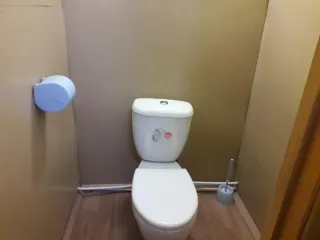 Здание 237,5 кв.м и земельный участок 3293 кв.м в Вологодской области. Бывший дом детского творчества, нежилое. Кадастровый номер здания: 35:17:0505001:361. Адрес: Вологодская область, Кичменгско-Городецкий муниципальный район, с. Кичменгский Городок, ул. Дошкольная, д. б/н, площадь 237,5 кв.м…