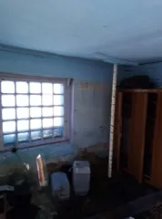 Нежилое здание 120.5 кв.м, земельный участок 343 кв.м. Высота потолков 2,26 м. Фундамент бутовый, бутобетонный ленточный. Несущие стены шлакоблочные. Перегородки кирпичные, оштукатуренные. Перекрытия дощатые утепленные, имеется частичное разрушение перекрытий. Кровля шиферная по деревянным…