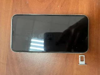 iPhone XR белого цвета, 1 шт. Б/у.