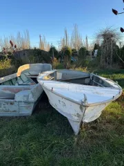 Металлическая лодка и два гребных весла, б/у; деревянная лодка ЗА-1854-К с 2 веслами, б/у. Имущество продается в том виде, в каком оно есть, в случае продажи возврату/обмену не подлежит. За скрытые дефекты имущества Продавец ответственности не несет.