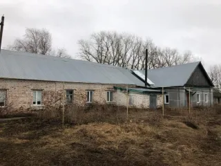 Нежилое здание бывший ФАП 419.4 кв.м и земельный участок 1933 кв.м 58:08:0600301:68 Нежилое здание (бывший ФАП) общей площадью 419, 4 кв.м. с земельным участком, расположенном под зданием, площадью 1933 кв.м., кадастровый номер земельного участка 58:08:0600301:68 Здание 1 этаж, фундамент бетонный…