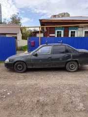 Автомобиль Daewoo Nexia в технически исправном состоянии. Кузов имеет следы ржавчины и коррозии, сколы и царапины. Транспортное средство хранится на улице. В левом углу лобового стекла имеется трещина.