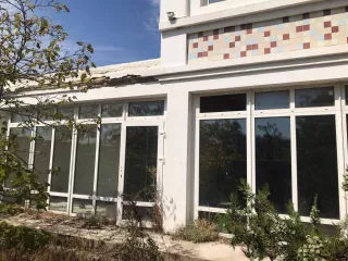 20/100 доли в праве долевой собственности на жилой дом, 3-этажный, площадью 1 483,5 кв. м, кадастровый номер 90:11:240101:37, и 18/100 доли в праве долевой собственности на земельный участок, категория земель: земли населенных пунктов, разрешенное использование: индивидуальное жилищное…