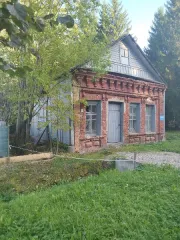 Нежилое здание 133 м² с участком 286 м², Новгородская область. Имущественный комплекс (нежилое здание с земельным участком): нежилое здание с кадастровым номером 53:19:0010410:20, общей площадью 133 кв. м, материал стен – кирпичные, 1946 года постройки, расположенное по адресу: Российская…