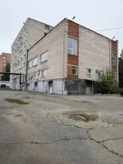 Нежилые здания, гараж и право аренды земли, 4813,4 кв.м, Удмуртия. Здания и право аренды земельного участка в Ижевске: нежилое здание, назначение: нежилое, 7-этажный (подземных этажей -1), общей площадью 4813,4 кв.м., инв. №38756, литер А, кадастровый (или условный) номер: 18:26:030034:5532, адрес…