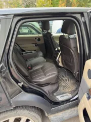 Land Rover Range Rover Sport 2013 года, VIN SALWA2FFXEA324100. При осмотре установлено: дефект лакокрасочного покрытия (отслоение краски) эмблемы на крышке багажника; дефект лакокрасочного покрытия (отслоение краски) декоративной накладки на капоте; механическое повреждение накладки переднего…