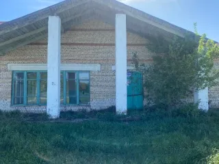 Нежилое здание 212,8 кв.м и земельный участок 342 кв.м, Оренбургская область. Нежилое здание, назначение: нежилое, площадь 212,8 кв.м, количество этажей 1, в том числе подземных 0, кадастровый номер 56:01:2401001:70, адрес: Российская Федерация, Оренбургская область, м.о. Абдулинский, д. Аркаевка…