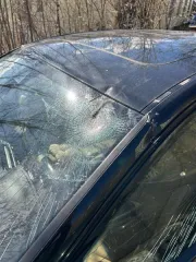 Audi A8L 2014 года выпуска, черного цвета, VIN: XW8ZZZ4H4FG008561. Имеется небольшая вмятина в верхней части кузова в передней части с левой стороны, на передней левой двери в верхней части, на крышке капота с правой стороны. Многочисленные трещины на лобовом стекле в верхней части с левой стороны…