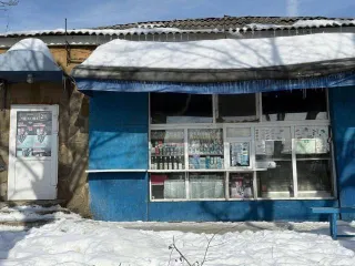 Доли нежилого помещения 66,3 м² и земельного участка 489 м² по адресу: Ростовская область, г. Таганрог, ул. Чехова, 28. Кадастровый номер помещения: 61:58:0001028:245, земельного участка: 61:58:0001028:9. Вид права: общая долевая собственность, доля в праве 5/162.