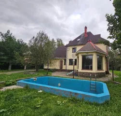 Жилой дом 318,3 кв.м, участок 1200 кв.м, Ленинградская область, Всеволожский р-н, дер. Аро, д. 50, 2-этажный дом, кадастровые номера 47:09:0111001:248, 47:09:0111009:20, земли населенных пунктов - для индивидуального жилищного строительства, ограничения и обременения: имеются проживающие лица…