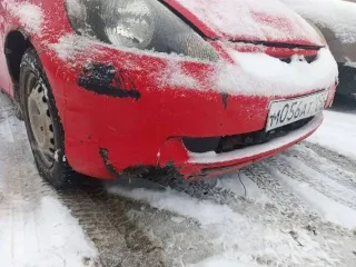 Honda Fit 2001 года, 86 лс, 320000 км, АКПП, идентификационный номер GD11015179, цвет красный, мощность двигателя 86 лс. Не работают задние стеклоподъемники, в 2024 году установлен контрактный двигатель и коробка вариатор, правый порог и крылья гнилые.