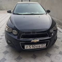 Шевроле KL1T (Aveo) 2014 года выпуска. VIN: XUFTA69EJEN024329. Цвет кузова: черный металлик. Объем двигателя: 1598 см³, мощность: 116 л.с. Экологический класс: 4. Тип: легковой седан. Пробег: 149 054 км. Транспортное средство находится в залоге ПАО «Совкомбанк».