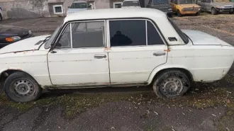 ВАЗ 2106, госномер В 827 ВС 15. Легковой автомобиль, год выпуска не установлен. Марка ВАЗ, модель ВАЗ 2106. VIN номер не установлен.