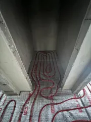 Жилой дом 126.5 м² и участок 1000 м² в Надеждинском районе по адресу: Приморский край, п. Соловей Ключ, ул. Волгоградская, 15. Земельный участок забором не огорожен, кроме дома на участке ничего нет. Жилой дом в недостроенном состоянии, возведены стены, крыша, установлены стеклопакеты, проложен…