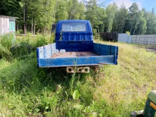 Грузовой автомобиль KIA Bongo III, 2011 г.в., госномер Е531ЕВ124, VIN KN98H4MDDBCB9K305, цвет синий. Рабочее состояние не проверялось. Обременения: арест, запреты судебного пристава-исполнителя на регистрационные действия.