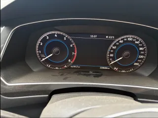 Volkswagen Tiguan 2017, Автомобиль марки Volkswagen модель Tiguan 2017 г.в. VIN-номер XW8ZZZ5NZJG206893. Заранее по предварительному согласованию по электронной почте arbitrupravlenie@mail.ru. Автомобиль находится г. Химки, Охраняемая стоянка.