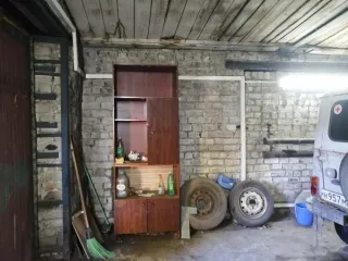 Земельный участок 2650 кв.м с постройками Котлас, кадастровый номер 29:24:010204:82 с расположенными на нем объектами недвижимого имущества: здание гаража котласской поликлиники, кадастровый номер 29:24:010204:210, здание склада котласской поликлиники, кадастровый номер 29:24:010204:209; здание…