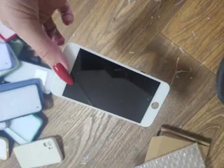 Годные остатки товаров для телефонов. Имущество реализуется в качестве годных остатков, признано не соответствующим требованиям документов по стандартизации. Документы на имущество отсутствуют.