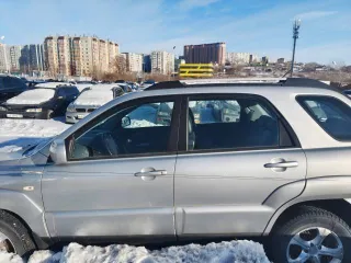 Kia Sportage, 2009 года, 141 л.с., серого цвета, VIN: XWEKH812DA0000618, ПТС 39 МУ 013369. Автомобиль имеет повреждения: заднее левое крыло - нарушение ЛКП (потертости), царапина длиной 80-90 см над передней и задней левой дверью (нарушение ЛКП), накладка передней левой двери - нарушение ЛКП…