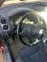Volkswagen Tiguan 2014 года выпуска. VIN: XW8ZZZ5NZEG113455. Двигатель №: CAW 193325. Цвет: вишнево-красный.