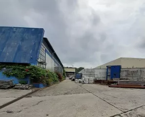 Земельный участок площадью 38493 кв.м. с к/н 23:26:0205000:249 по адресу: Краснодарский край, р-н Северский, пгт. Афипский (промзона) с расположенным на нем профильным забором и молниеотводом. Полный перечень имущества опубликован на сайте ЕФРСБ и на сайте электронной площадки АО «НИС».