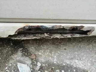 Toyota Ipsum 2001 года, 160 л.с., пробег 261797 км, АКПП. Цвет серый. Кузов АСМ260001992. Состояние: сгнившие пороги, кузов по днищу гнилой, задняя дверь гнилая, капот, решётка радиатора и передний бампер после удара, повреждён пластик салона, отсутствует задний редуктор привода и кардан.