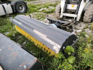 Мини-погрузчик Bobcat S850 заводской номер ACSL11164 Навесное оборудование щетка с бункером Sweeper Bucket 84 серийный номер А00А01354 снегоуборочный отвал V-Blade 84 серийный номер 084001021 угловая метла Angle Broom 84 серийный номер 231416282