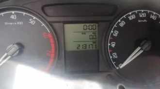 Skoda Fabia, 2007 года, 69 лс, 214000 км, МКПП, красно-коричневый, VIN TMBAH15J483042749, пробег 213171 км, бензин, объем 1198 куб.см, местонахождение: г. Вологда, ул. Воркутинская, д. 16Г (парковка у дома), ржавчина и потертости по кузову, пробег 213174.