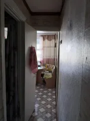 Квартира 29,5 кв.м, Забайкальский край, Шилкинский р-н, пгт Первомайский, Микрорайон, д.14, кв.70, назначение: жилое, этаж 2, площадь 29,5 кв.м., кадастровый номер 75:24:340101:1017. В квартире 1 комната, балкон, кухня, санузел и коридор. Комната без линолеума, балкон застеклен, в санузле плитка…