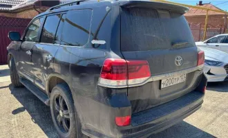 Toyota Land Cruiser 200, VIN JTVCV02JX04255140, 2018 года выпуска, цвет черный. Вид собственности долевая (по 1/2 доли, имущество разделено между бывшими супругами), реализуются обе доли.