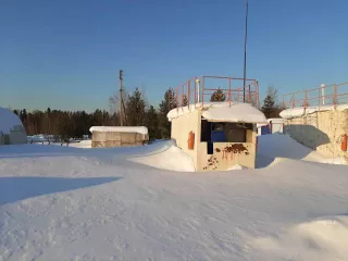 База ГСМ, кадастровый номер: 86:07:0000000:889, площадь застройки 822 кв.м., адрес: ХМАО-Югра, Октябрьский р-н, пгт Андра, мкр-н Спортивный, строен.9а. Сооружение состоит из территории хранения нефтепродуктов, включающей емкости 2000л (2шт.), 400л (1шт.), 200л (1шт.), сторожку (1шт.), а также АЗС…
