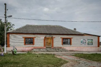 Здание дома культуры 187,2 кв.м, сарай 20,9 кв.м, земельный участок 1516 кв.м, Липецкая обл. Объект 1: Здание 187,2 кв. м, назначение: нежилое, наименование: здание дома культуры, количество этажей: 2, в том числе подземных 0, кад.№ 48:07:0780601:174; Объект 2: Здание 20,9 кв. м, назначение…