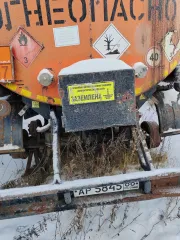 Полуприцеп-цистерна Neftaz 96742-03, 2010 год, цвет оранжевый. VIN: X1F96742BA0001119, госномер: АР584586. Имеет множественные сколы, местами коррозию, отсутствуют все колесные диски и резина.