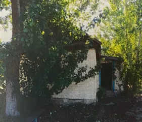 Земельный участок площадью 1258 кв.м с постройками в Волгоградской области. Кадастровый номер участка: 34:07:070001:6336. На участке расположены: контора площадью 62,5 кв.м (кадастровый номер 34:07:080002:19561) и столовая с красным уголком площадью 70,4 кв.м (кадастровый номер 34:07:080002:19479)…