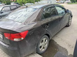 Kia Cerato, 2010г.в., VIN – KNAFU411AB5883876, состояние удовлетворительное, имеются потертости и сколы по кузову, сцепление неисправно, отсутстует часть выхлопной системы