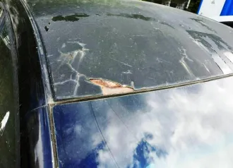 Volvo S40, 2007, черный, 141 734 км, 1 596 МТ (99,96 л.с.), бензин, передний, VIN YV1MS204282363187, седан, в нерабочем состоянии, разбито лобовое стекло, вмятины на правой стороне кузова и дверях, отломлено правое боковое зеркало, множественные повреждения кузова коррозией, багажник не…