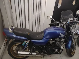 Honda CB750, 2002. Мотоцикл марка: Honda, модель: CB750, идентификационный номер (VIN): отсутствует, категория ТС: А, год изготовления ТС: 2002, модель, № двигателя: RC17E-1251394, шасси (рама) №: RC42-1151393, кузов (кабина, прицеп) №: отсутствует, цвет кузова: белый, синий, мощность двигателя…