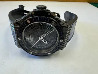 Hublot Big Bang Tutti Fruitti Dark Blue Caviar, б/у наручные часы «Hublot Big Bang Tutti Fruitti Dark Blue Caviar ref. 346.CD.1800.LR.1901» в круглом корпусе из металла темного цвета со вставками синего цвета. Часы имеют ремешок из материала синего цвета с замком из металла черного цвета. На…