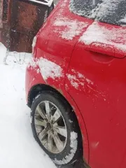 Honda Fit 2001 года, 86 лс, 320000 км, АКПП, идентификационный номер GD11015179, цвет красный, мощность двигателя 86 лс. Не работают задние стеклоподъемники, в 2024 году установлен контрактный двигатель и коробка вариатор, правый порог и крылья гнилые.