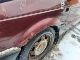 Автомобиль Volkswagen Passat, 1991 г.в., г/н М161КО44, VIN WVWZZZ31ZME090582 (Реализация по прямому назначению). Цвет красный, глубокая коррозия металла, в том числе и сквозная , в области колесных арок, порогов, понизу всех дверей, на двери багажника, на заднем левом крыле (в области задней левой…