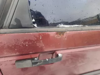 Автомобиль Volkswagen Passat, 1991 г.в., г/н М161КО44, VIN WVWZZZ31ZME090582 (Реализация по прямому назначению). Цвет красный, глубокая коррозия металла, в том числе и сквозная , в области колесных арок, порогов, понизу всех дверей, на двери багажника, на заднем левом крыле (в области задней левой…