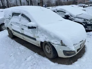 Автомобиль Лада Ларгус KS015L, 2013 г.в., г/н У191ЕК750, VIN XTAKS015LD0751054. Цвет белый, наличие трещин на переднем бампере, на переднем бампере с левой стороны отсутствует накладка-рамка для противотуманной фары вместе с фарой, глубокая коррозия, в том числе и сквозная, в области колесных арок…