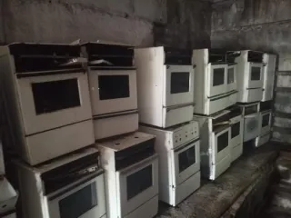 Лом черных металлов 32,6 т. Состоит из металлических труб, газовых плит, дорожных знаков со стойками и дорожных ограждений.