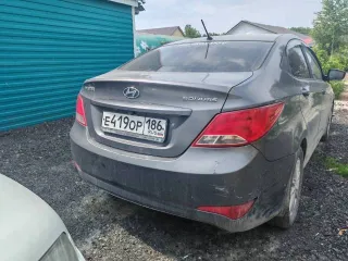 Hyundai Solaris, 2015 года, 107 лс, 149996 км, АКПП. Транспортное средство заводится. Не на ходу, отсутствие задних стоек амортизатора, не работает стоп сигнал, множественные трещины заднего и переднего бампера. Коррозия передних крыльев. Коррозия порогов.
