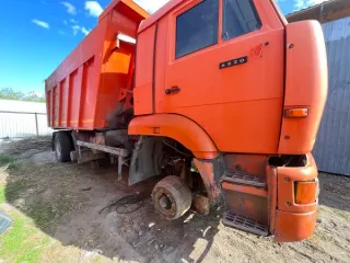 Грузовой самосвал КАМАЗ 6520, 2013 г.в., г/н Т494ММ124, VIN X1F652000D0001897, кузов № X1F652000D0001897, цвет оранжевый, в нерабочем состоянии, отсутствует двигатель, КПП, кардан, аккумулятор, кабина разукомплектована. Обременения: Арест, запреты на рег. действия. Задаток 117000,00 руб. Год…
