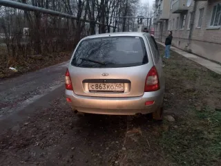 Lada Kalina 2012 года, 82 л.с., пробег 300000 км. VIN XTA111730C0242440, госномер С863КО40, цвет кузова серебристый, рабочий объем двигателя 1 596 куб.см.