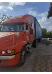 Freightliner FLC, 1998 года, автомобиль грузовой, марка: Freightliner, модель: FLC, VIN: 1FUYSDYBXXLB48266, гос. рег. номер: Е169СЕ161, год изготовления: 1998.