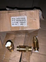 Запчасти для бензопилы и оборудование: гидроусилитель в сборе, трак гусеничный, электромотор, вал стальной соединительный. Металлическая крышка корпуса редуктора для цепной пилы серебристого цвета с техническими отверстиями и прорезями. Металлическое полотно для бензопилы продолговатой формы серого…